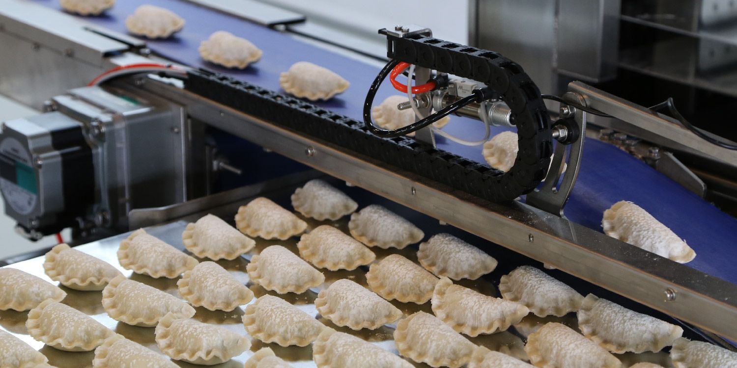 Mesin memproduksi massal pangsit dan ravioli yang mirip buatan tangan